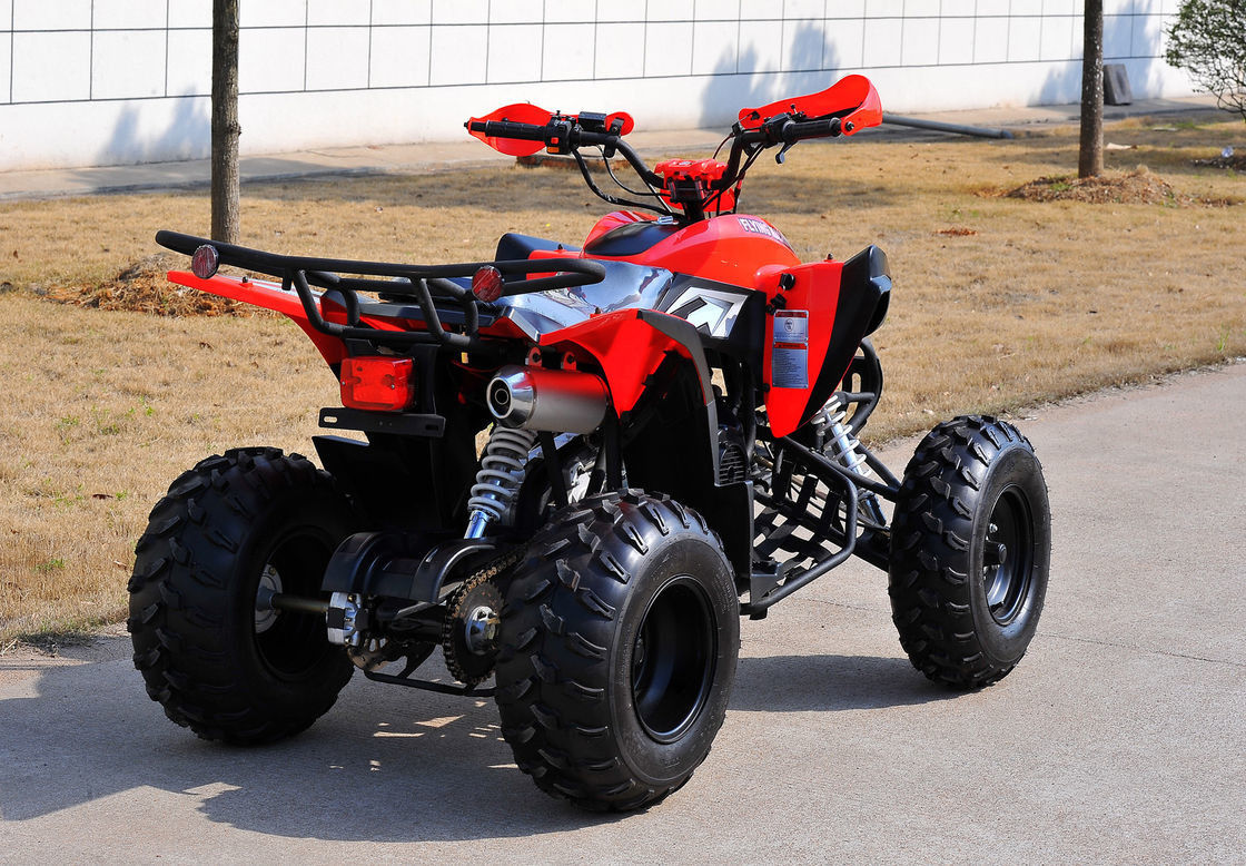 De één Seat-Jeugd die van Rood 4 X 4 Naast elkaar Atv van ATV 200CC het Nutsvoertuigen rennen